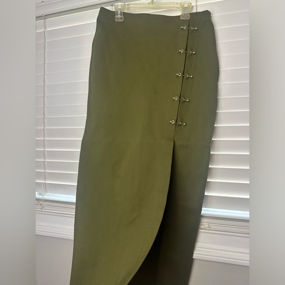 MISSGUIDED green skirt with metal hardware - Picture 6 of 13